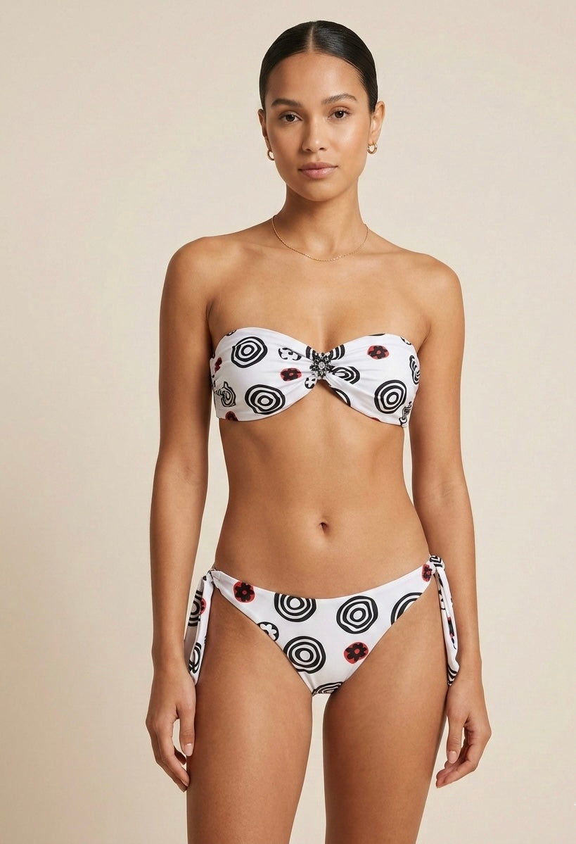 Ana lascarro Venezia bikini  donna fatto a mano in Italia, edizione limitata, fascia  con imbottitura e bretelle rimovibile,  fantasia fondo blanco con mandalas ispirati in Venezia. Il taglio dello slip ha una sgambatura che rialza la gamba e la fa più slanciata.