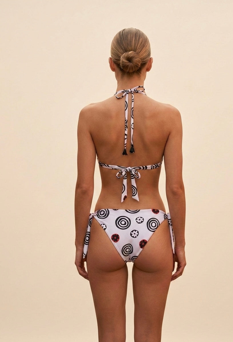 Ana lascarro Venezia blanca bikini donna fatto a mano in Italia, edizione limitata, triangulo con imbottitura removible fantasia fondo blanco con mandalas ispirati in Venezia.  Parte dietro copertura slip regolare.