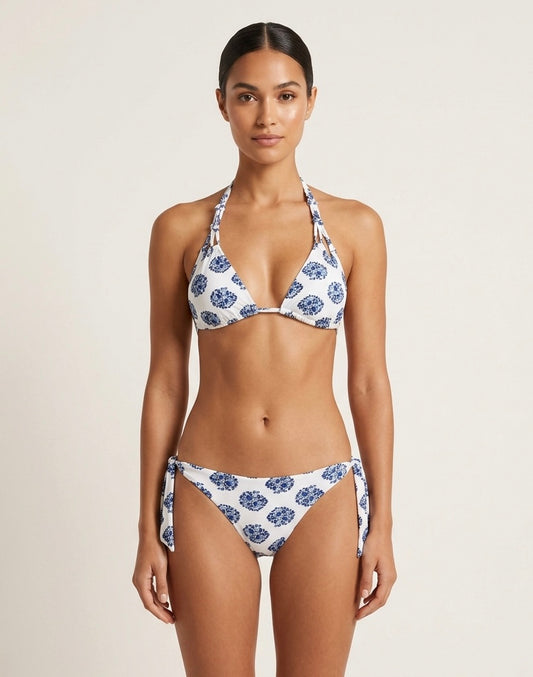 Costume mare donna due pezzi di Ana lascarro , il costume bikini  donna ha delle cope removibili,  fa parte della capsule Capri, la fantasia fondo bianco  con disegni inspirati nelle ceramiche tipiche di Capri,fatto a mano in Italia. Edizione limitada. In questa foto vediamo i dettagli, intrecci fatti a mano con cura e maestria.